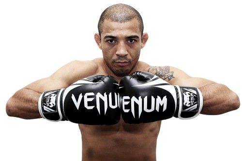 Boxer mostrando sus nuevos guantes de boxeo Venum