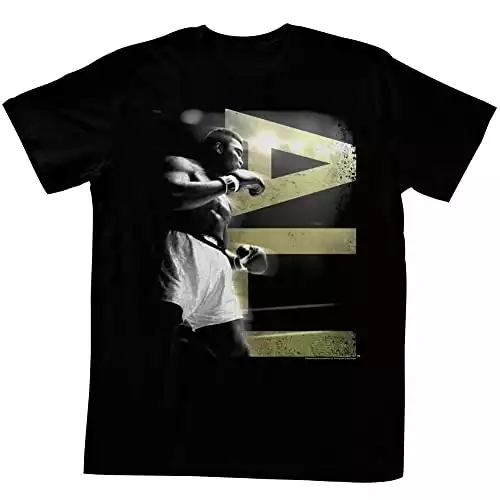Muhammad Ali in maglietta con lettere dorate