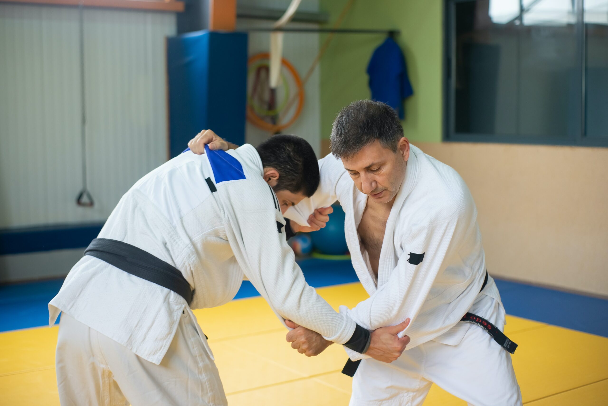 dois homens praticando Jiu-Jitsu