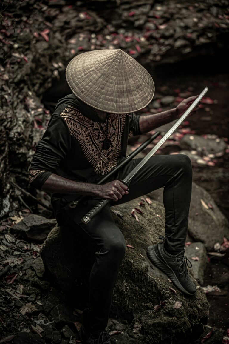 Samurai-Krieger, der ein Schwert hält