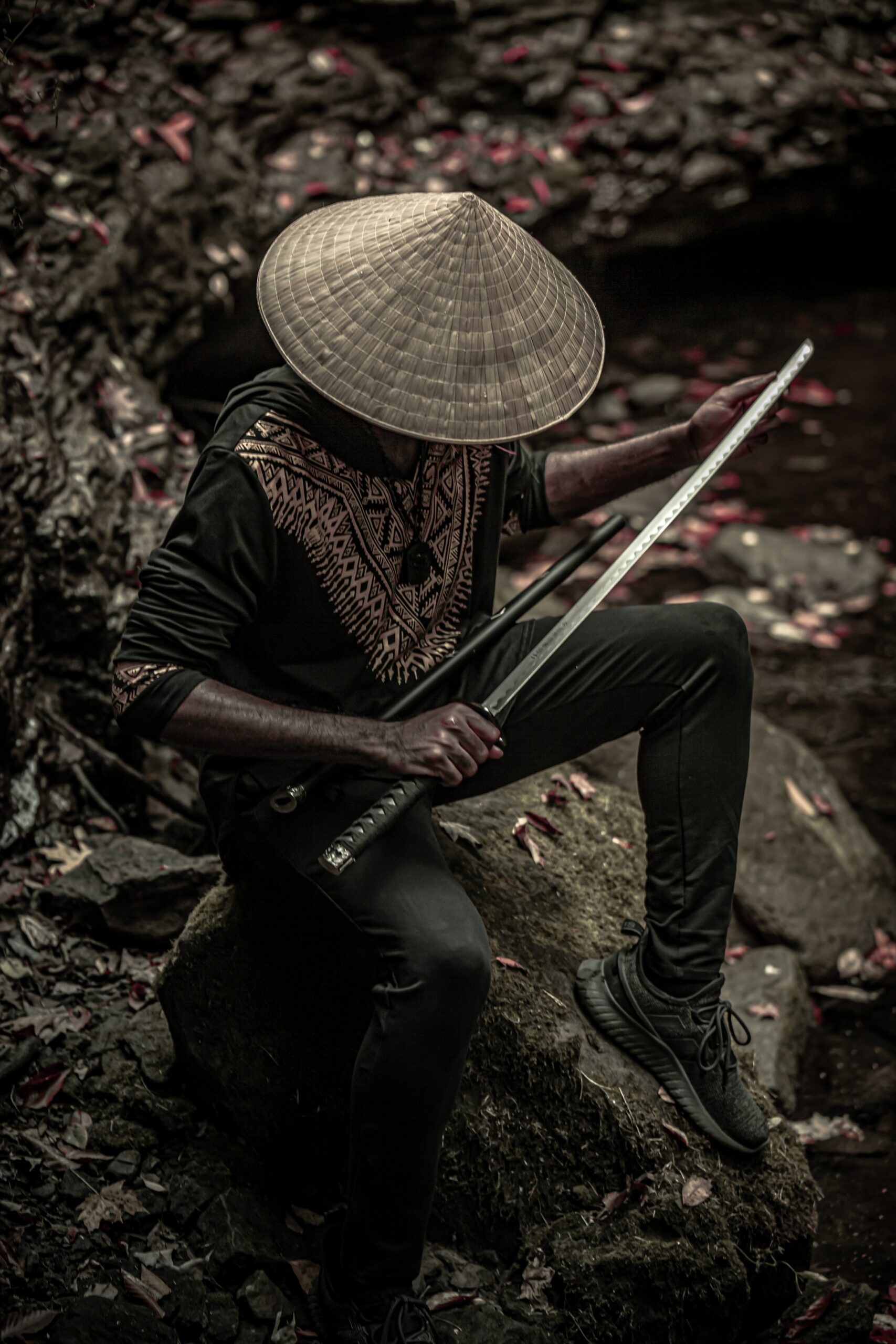 Guerriero samurai che impugna una spada