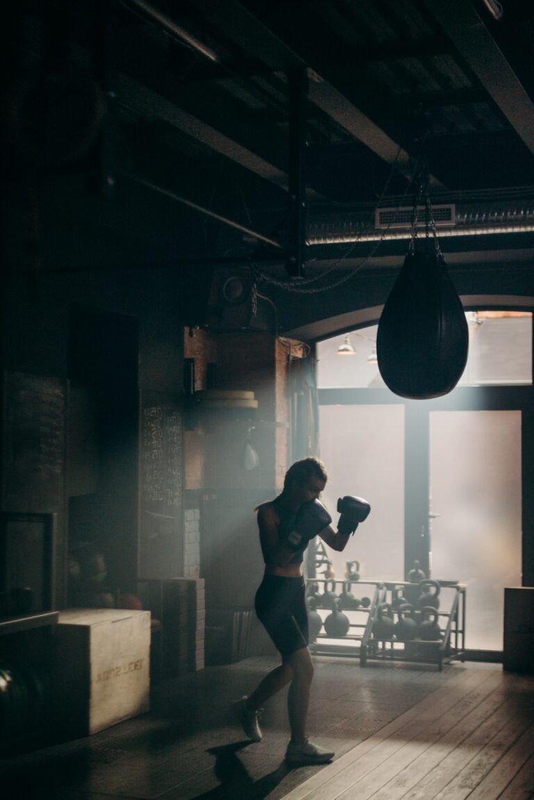 mujer usando zapatos de boxeo