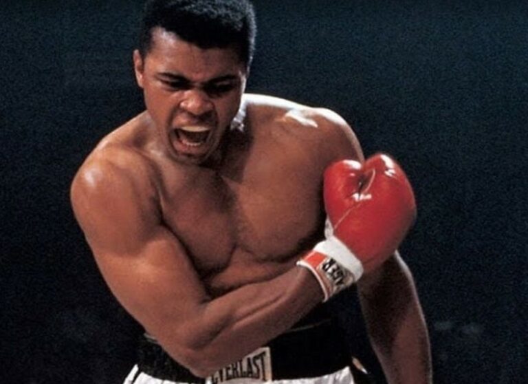 Muhammad Ali debout au-dessus de son adversaire